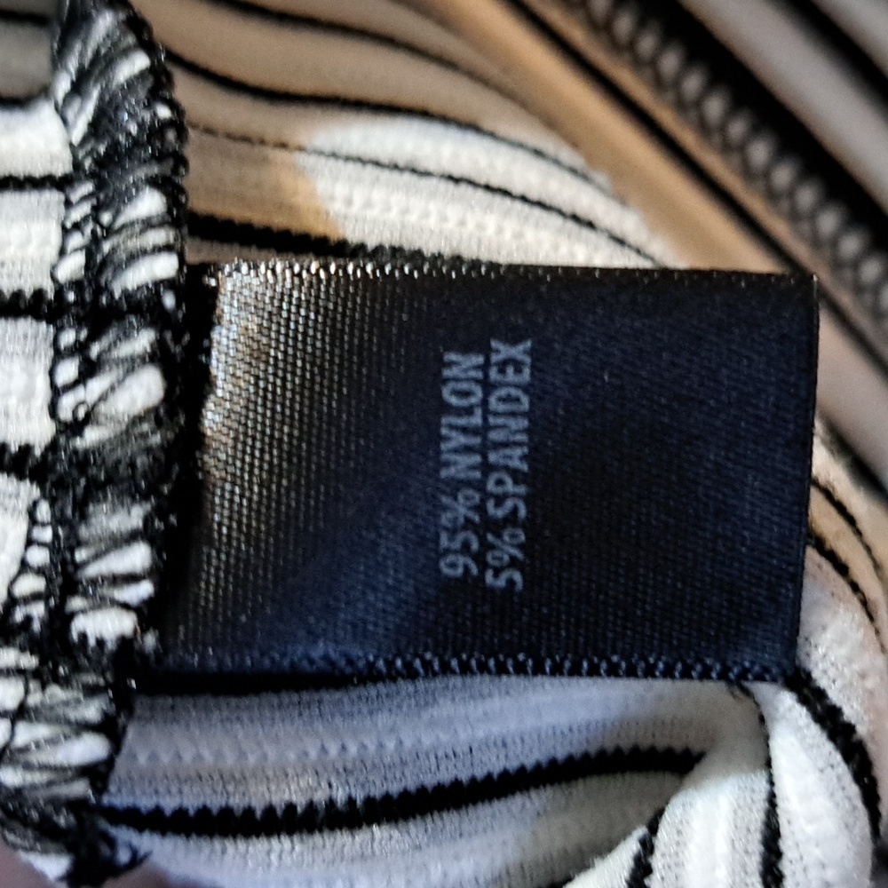 St.John Black White Ribbed Stripe Short Sleeve Basic Top‎ Size Medium - Picture 6 of 9